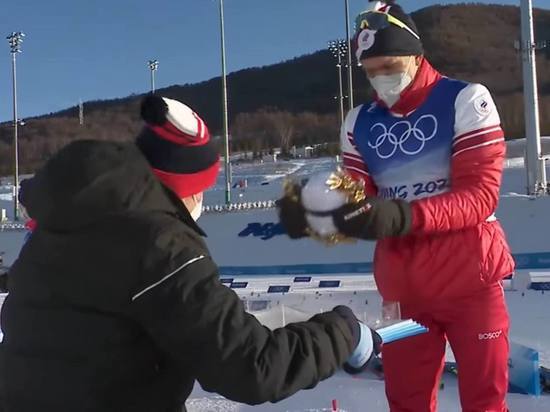 Олимпийский чемпион Большунов сломал пьедестал при награждении