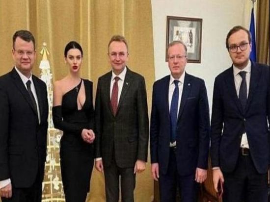 Украинская чиновница оправдалась за платье с вызывающим декольте