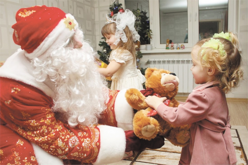 "Усы приклеены намертво": 180-килограммовый Дед Мороз описал заоблачные заработки