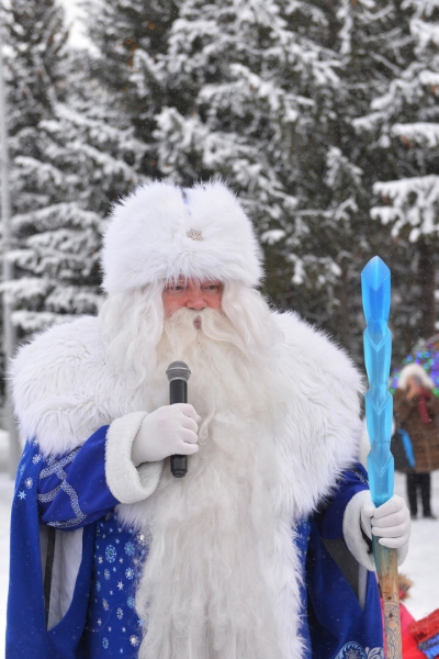 "Усы приклеены намертво": 180-килограммовый Дед Мороз описал заоблачные заработки