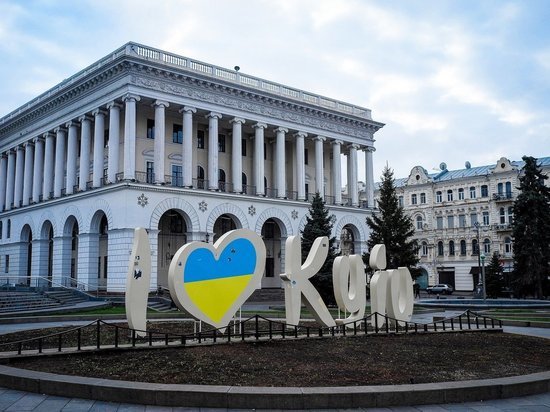 СБУ начала сжигать документы в центре Киева